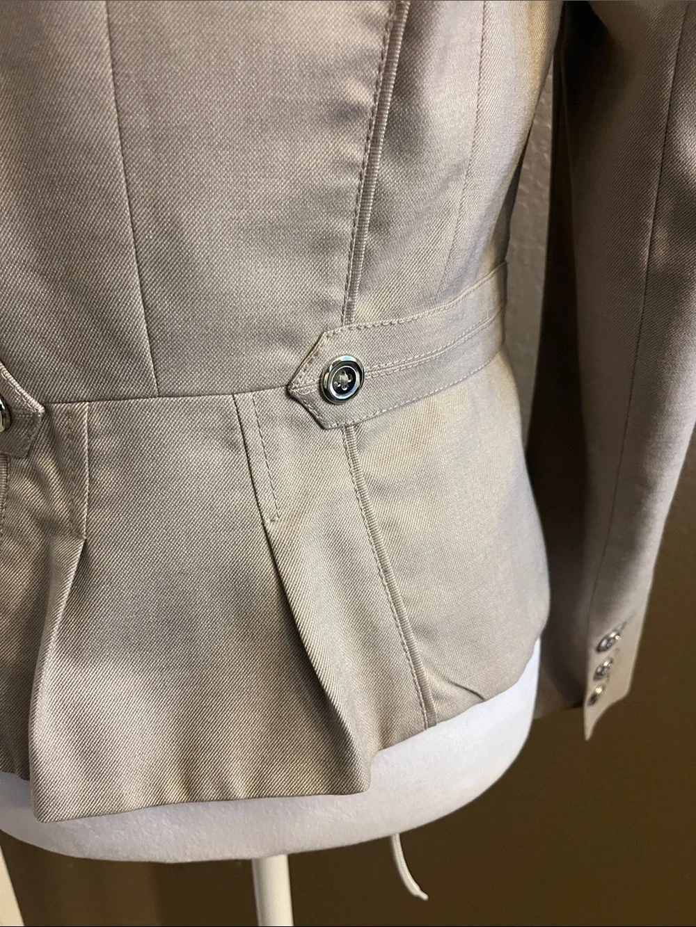 WHITE /BLACK Beige Ruffle-Lapel Tailored Blazer SIZE 4